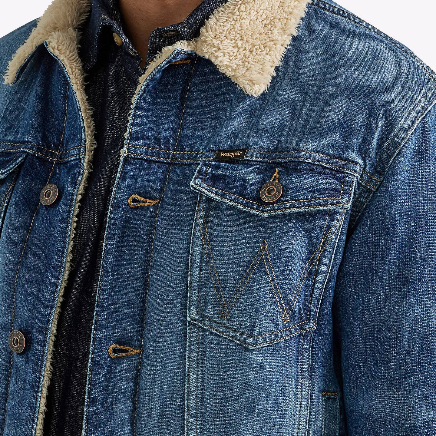 WRANGLER SHERPA LINED DENIM JACKET IN MID WASH TRACKER JACKET MID WASH JEANS123.ru